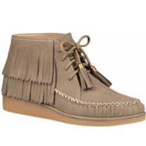 UGG Caleb Lace Up Fringe Leather Woman’s Moccasins. Size 9.